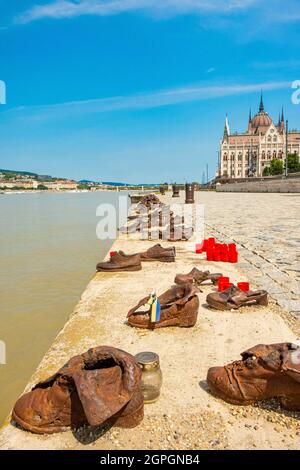 Ungheria, Budapest, dichiarata Patrimonio Mondiale dell'Umanità dall'Unesco, distretto di Pest, The Shoes on the Danube Bank è un monumento dedicato alle vittime ebraiche della Shoah, progettato da Can Togay e Gyula Pauer nel 2005. Foto Stock