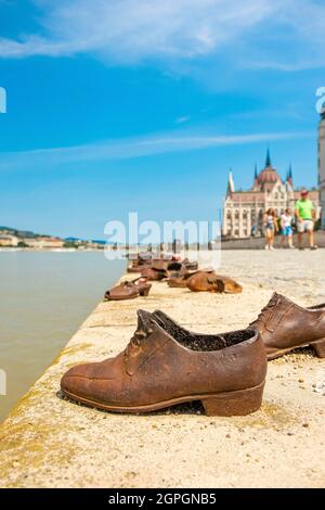 Ungheria, Budapest, dichiarata Patrimonio Mondiale dell'Umanità dall'Unesco, distretto di Pest, The Shoes on the Danube Bank è un monumento dedicato alle vittime ebraiche della Shoah, progettato da Can Togay e Gyula Pauer nel 2005. Foto Stock