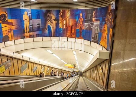 Ungheria, Budapest, dichiarata Patrimonio Mondiale dell'Umanità dall'UNESCO, distretto di Pest, scala mobile della metropolitana Deak Ferenc Foto Stock