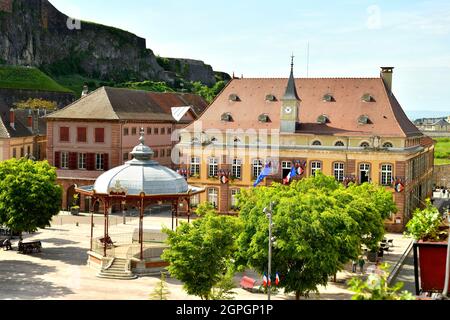 Francia, territorio di Belfort, Belfort, Place d'Armes, chiosco e municipio Foto Stock