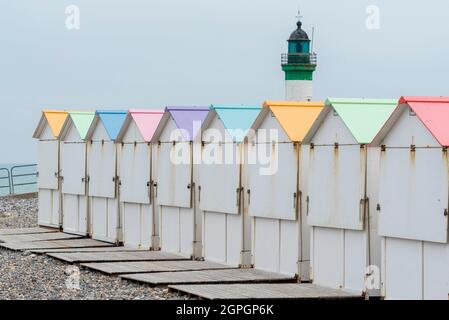 Francia, Senna Marittima, le Treport, capanne sulla spiaggia, faro Foto Stock