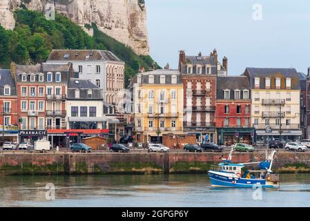 Francia, Senna Marittima, le Treport, il porto e la barca da pesca Foto Stock