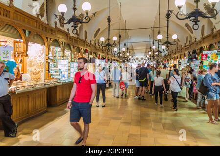CRACOVIA, POLONIA - 3 SETTEMBRE 2016: Le persone fanno shopping nella Sala dei panni sulla piazza del mercato di Cracovia, Polonia Foto Stock