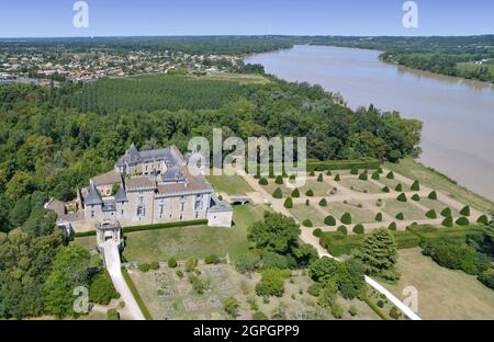 Francia, Gironde, il castello di Vayres e il fiume Dordogna (vista aerea) Foto Stock