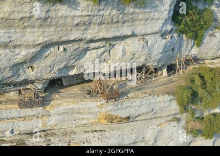 Francia, Dordogne, Perigord Noir, Vezere Valley, sito preistorico e grotta decorata elencati come Patrimonio Mondiale dell'UNESCO, Peyzac le Moustier, la Roque Saint Christophe Cliff, sito trogloditico risalente alla preistoria, medievale stack macchine ricostituzione sotto il riparo di roccia (vista aerea) Foto Stock