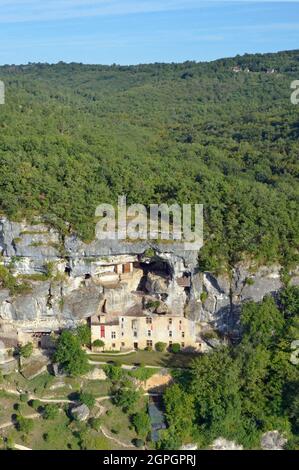 Francia, Dordogne, Perigord Noir, Vezere Valley, sito preistorico e grotta decorata elencati come Patrimonio Mondiale dell'UNESCO, Tursac, 16 ° secolo Reignac troglodita e casa fortificata Foto Stock