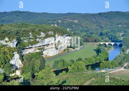 Francia, Dordogne, Perigord Noir, Vezere Valley, sito preistorico e grotta decorata elencati come Patrimonio Mondiale dell'UNESCO, Peyzac le Moustier, la Roque Saint Christophe Cliff, sito trogloditico risalente alla preistoria, medievale stack macchine ricostituzione sotto il riparo di roccia (vista aerea) Foto Stock