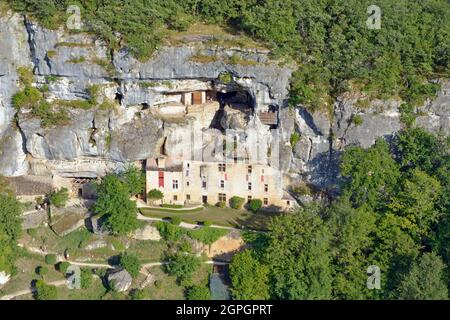 Francia, Dordogne, Perigord Noir, Vezere Valley, sito preistorico e grotta decorata elencati come Patrimonio Mondiale dell'UNESCO, Tursac, 16 ° secolo Reignac troglodita e casa fortificata Foto Stock