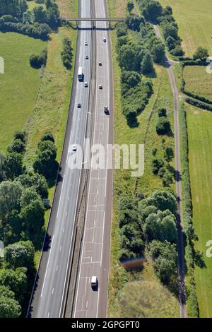 Francia, Côte-d'Or ( 21 ), autostrada A6 sfruttata (RUN) dalla società autostrade Parigi-Rhin-Rhône. She(IT) è membro(parte) delle strade europee E15, E21 e E60 (vista aerea) Foto Stock