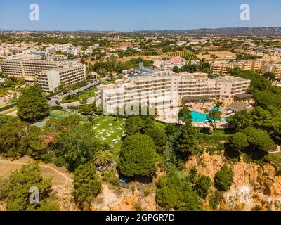 Portogallo, Algarve, Albufeira, Praia do Barranco das Belharucas spiaggia, albergo PortoBay Falésia (vista aerea) Foto Stock