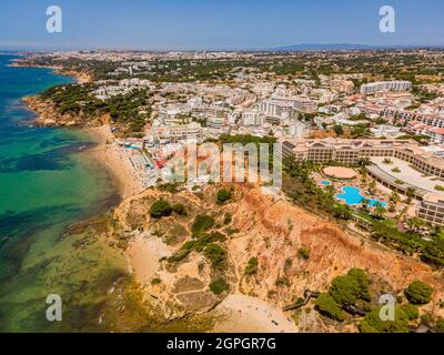 Portogallo, Algarve, Albufeira, Praia do Barranco das Belharucas spiaggia, hotel TUI Blue Falésia (vista aerea) Foto Stock