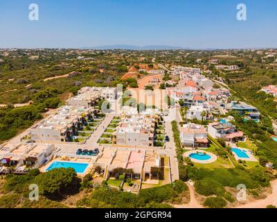 Portogallo, Algarve, Albufeira, Praia do Benagil Beach, hotel Terraos De Benagil (vista aerea) Foto Stock