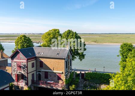 Francia, Somme (80), Baia della Somme, Saint-Valery-sur-Somme, la città vecchia, le vecchie ville degli armatori Foto Stock