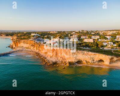 Portogallo, Algarve, Ferragudo, scogliere del faro di Ponta do altare (vista aerea) Foto Stock