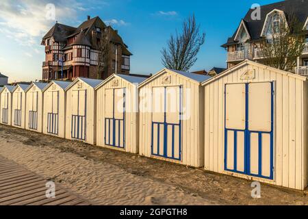 Francia, Somme, Baie de Somme, le Crotoy, la spiaggia in primavera sera, le cabine spiaggia di fronte alle ville Belle Epoque Foto Stock