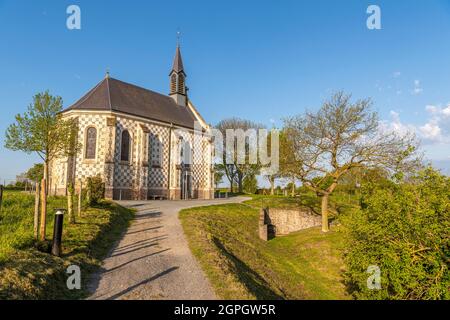 Francia, Somme, Baie de Somme, Saint Valery sur Somme, Cap Hornu, il sentiero che conduce alla cappella dei marinai Foto Stock