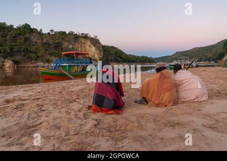 Madagascar, regione di Menabe, massiccio di Bemaraha, fiume Tsiribihina, chiatta e il suo equipaggio al mattino presto Foto Stock