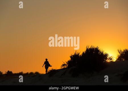 Madagascar, regione di Menabe, Morondava, donna nelle dune al tramonto Foto Stock