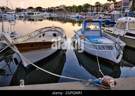 Francia, Var, Bandol, il porto, barche tradizionali, Il Pointus, mercato notturno sulla banchina in estate Foto Stock