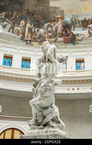 Francia, Parigi, quartiere Chatelet-Les Halles, Bourse de Commerce, Pinault Collection, museo d'arte contemporanea, la replica in cera della scultura l'Enlévement des Sabines di Jean Bologne, dell'artista svizzero Urs Fischer Foto Stock