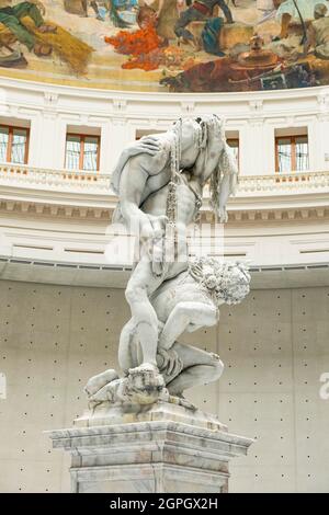 Francia, Parigi, quartiere Chatelet-Les Halles, Bourse de Commerce, Pinault Collection, museo d'arte contemporanea, la replica in cera della scultura l'Enlévement des Sabines di Jean Bologne, dell'artista svizzero Urs Fischer Foto Stock