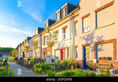 case di recente costruzione in file Foto Stock