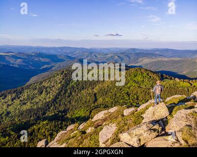 Francia, Ardèche, parco naturale regionale di Monts d'Ardèche, hicker sulla cima del Mont Gerbier de Jonc (1551 m), le sorgenti del fiume Loira, Vivarais, Sucs zona Foto Stock