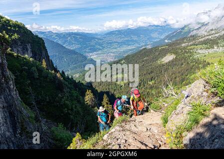 Francia, Haute-Savoie (74), Passy, Plaine Joux, Pointe Noire de Pormenaz, escursionisti nel passaggio Chorde Foto Stock