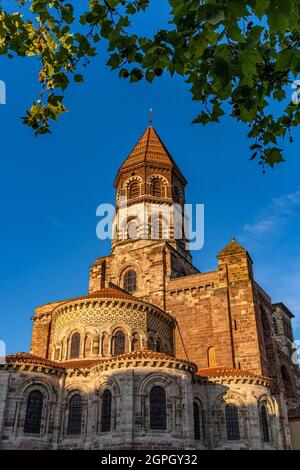 Francia, Haute Loire, Brioude, la Basilica di Saint-Julien de Brioude in stile romanico Auvergne Foto Stock