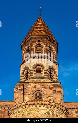 Francia, Haute Loire, Brioude, la Basilica di Saint-Julien de Brioude in stile romanico Auvergne Foto Stock