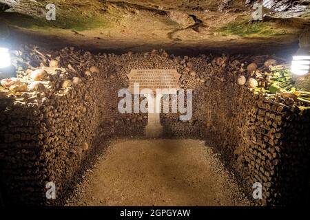 Francia, Parigi, le catacombe di Parigi, ossa di cimiteri o ospedali parigini e accatastate in vecchie cave Foto Stock