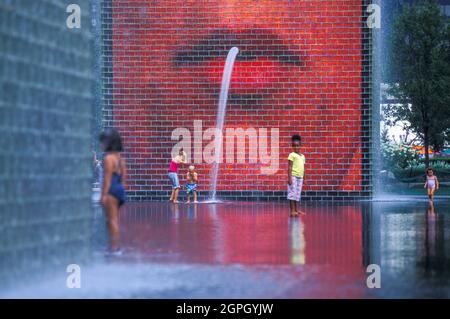 Bambini che giocano nella Crown Fountain, Jaume Plensa, Millennium Park, Chicago, Illinois, USA Foto Stock