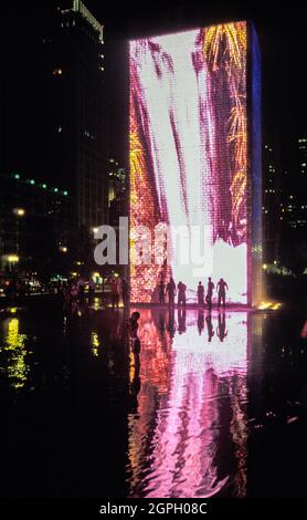 Bambini che giocano nella Crown Fountain, Jaume Plensa, Millennium Park, Chicago, Illinois, USA Foto Stock