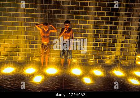 Bambini che giocano nella Crown Fountain, Jaume Plensa, Millennium Park, Chicago, Illinois, USA Foto Stock