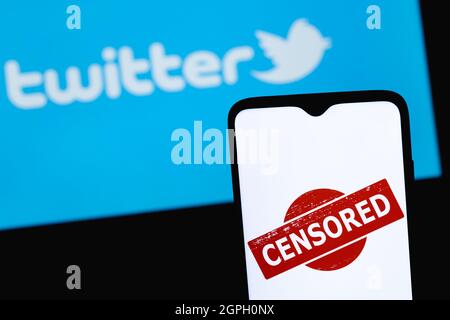 La foto illustra l'uso della censura nel social network twitter. Parola 'CENSORED' sullo sfondo del logo Twitter. Foto Stock