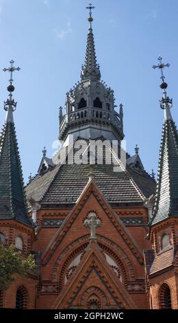 Particolare della torre della Chiesa della Visitazione della Vergine Maria in Breclav-Postorná è costruito in stile neogotico Foto Stock