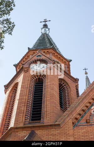 Particolare della torre della Chiesa della Visitazione della Vergine Maria in Breclav-Postorná è costruito in stile neogotico Foto Stock