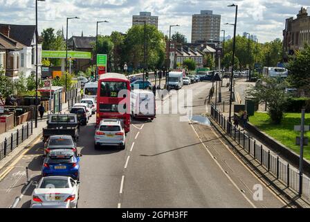 Le code di traffico bloccano la strada in entrambe le direzioni poiché i conducenti attendono lunghi periodi per entrare in una stazione di benzina. Autobus e altro traffico non può guidare passato. Si è verificato un inceppamento nel registro. Una carenza di conducenti di consegne ha creato una crisi in tutto il paese e ha portato a discussioni tra i conducenti in competizione per il carburante. Questo è il settimo giorno in cui questo ingorgo di traffico esisteva su questa strada di Londra. Foto Stock