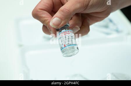 Stoccarda, Germania. 29 settembre 2021. Il vaccino Moderna contro Covid 19 è in fase di preparazione presso il centro di vaccinazione dell'ospedale Robert Bosch. Il 30 settembre, i centri di vaccinazione del paese si chiudono. Credit: Bernd Weißbrod/dpa/Alamy Live News Foto Stock