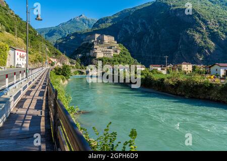 Lo scenografico Forte Bard in Valle d'Aosta, nel nord Italia, in una giornata estiva soleggiata. Foto Stock