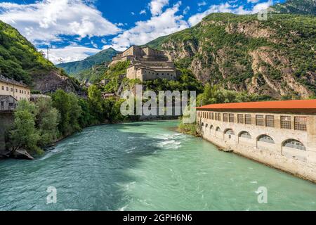 Lo scenografico Forte Bard in Valle d'Aosta, nel nord Italia, in una mattinata estiva soleggiata. Foto Stock