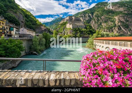 Lo scenografico Forte Bard in Valle d'Aosta, nel nord Italia, in una mattinata estiva soleggiata. Foto Stock