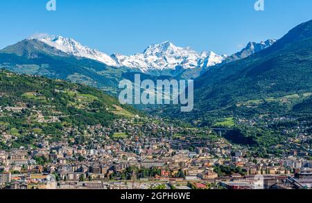 Vista panoramica di Aosta con il monte Grand Combin nel backogrund. Valle d'Aosta, Italia settentrionale. Foto Stock