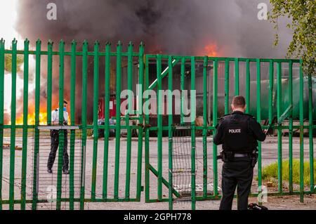 Downpatrick, Irlanda del Nord. 29/09/2021 - un incendio si rompe in un deposito di carburante in Brannish Road, Downpatrick intorno alle 18:00. Foto Stock