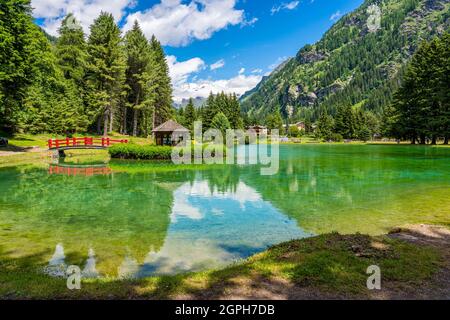 Idilliaca vista estiva a Gressoney-Saint-Jean con la Monterosa sullo sfondo. Nella valle di Lys. Valle d'Aosta, Italia settentrionale. Foto Stock