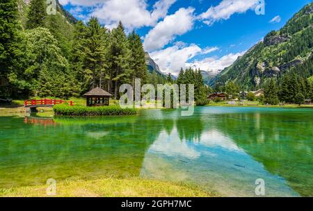 Idilliaca vista estiva a Gressoney-Saint-Jean con la Monterosa sullo sfondo. Nella valle di Lys. Valle d'Aosta, Italia settentrionale. Foto Stock