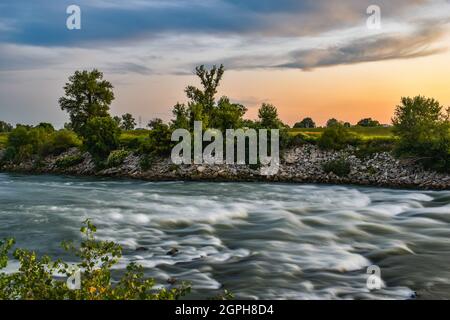 Lunga esposizione del fiume Sava durante il tramonto a Zagabria, Croazia Foto Stock