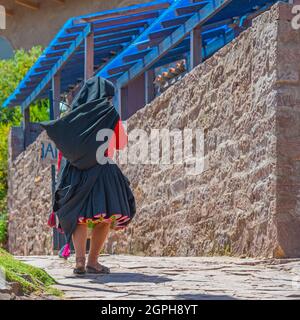 Donna indigena Quechua in abbigliamento tradizionale, Taquile Island, lago Titicaca, Perù. Foto Stock