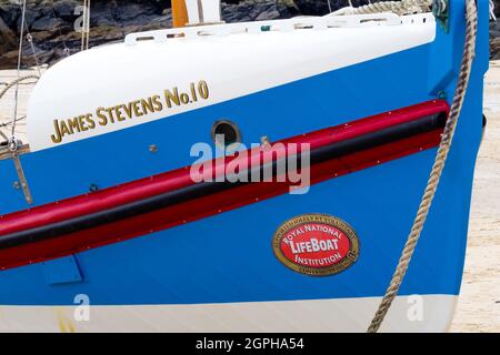 RNLI Lifeboat James Stevens No10 ormeggiato sulla spiaggia di St. Ives Harbour con bandiere Foto Stock