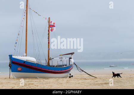 RNLI Lifeboat James Stevens No10 ormeggiato sulla spiaggia di St. Ives Harbour con bandiere Foto Stock